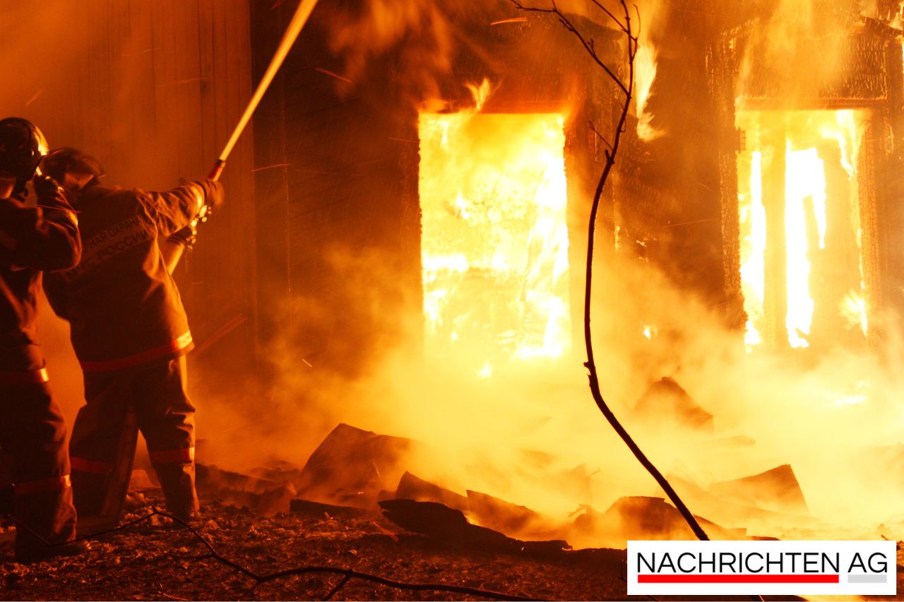 Alarm im Verwertungscenter: Feuerwehr kämpft stundenlang gegen Brand!