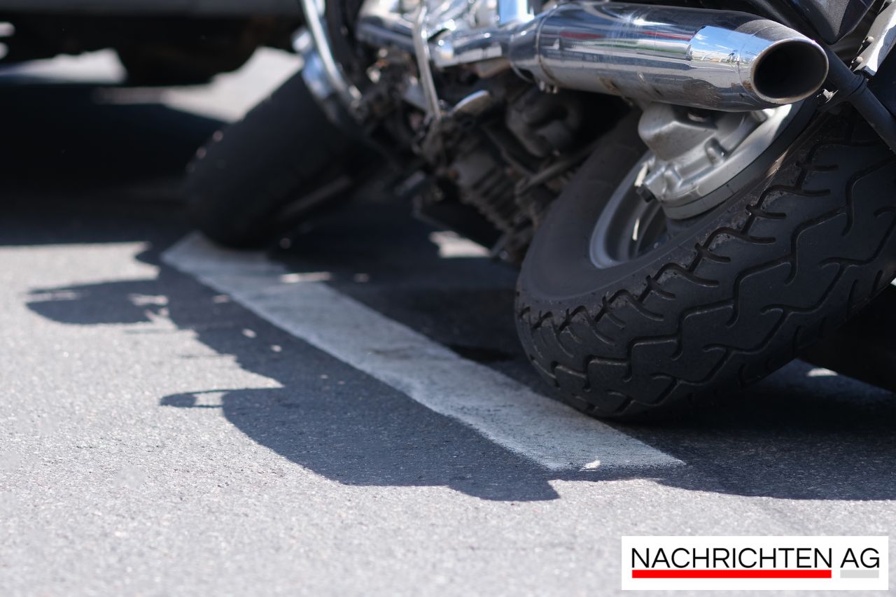 Unfall auf der B 111: Kradfahrer verletzt, PKW schwer beschädigt!