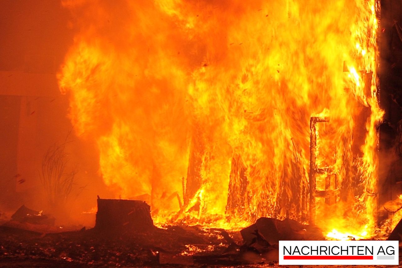 Inferno auf Geflügelhof: Tausende Hühner Opfer verheerenden Brandes